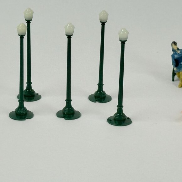 HO Scale Miniature Train Accessories 22 Figures 5 Lamp Posts 1 Bench - Picture 2 of 7
